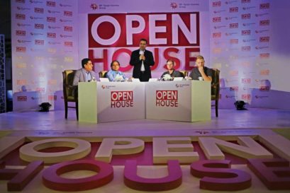 Sanjiv Goenka (centre), chairman of RP-Sanjiv Goenka Group, inaugurates the second edition of Open House with Steve Smith (second from right) and Ben Stokes (right), moderated by Shashi Tharoor (second from left) and Boria Majumdar (left)