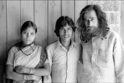 Jangarh Singh Shyam (middle) with by his wife Nankusia Shyam and mentor J Swaminathan in Bhopal, 1982